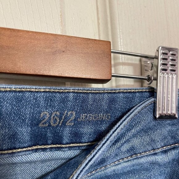 A.N.A. Women's Medium Wash Mid Rise Whiskered Jegging Skinny Jeans Size 2/26 - Picture 3 of 9